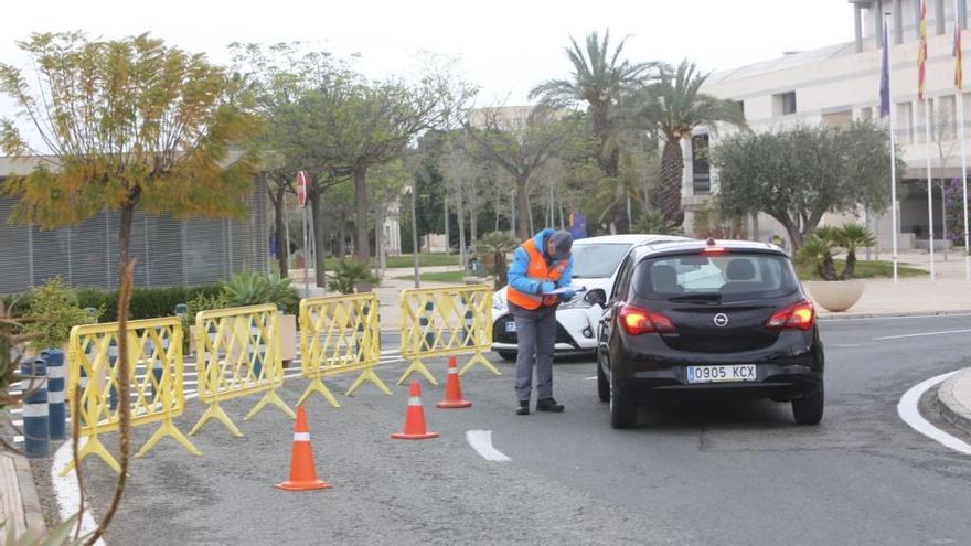 Personal de Seguridad controla la entrada a la UA esta mañana