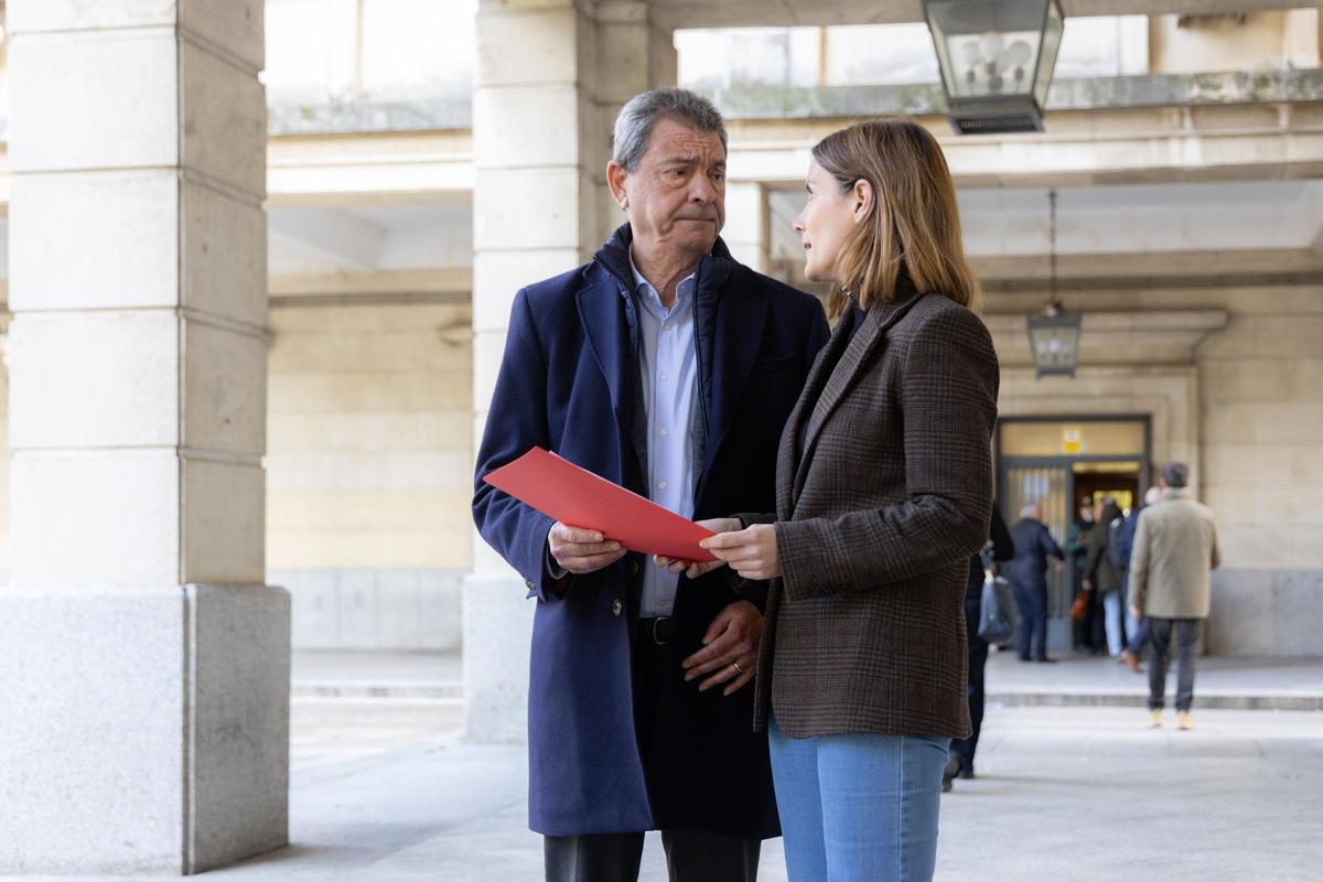 Ignacio Flores, delegado de Seguridad Ciudadana, y Blanca Gastalver, de Educación, tras presentar la denuncia contra limpiadores municipales.