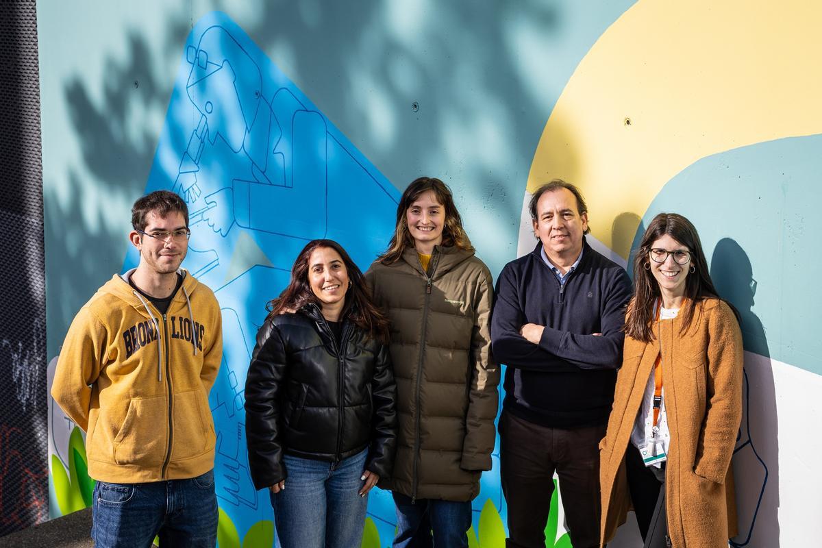 El doctor Ariel Ramírez junto a su equipo.