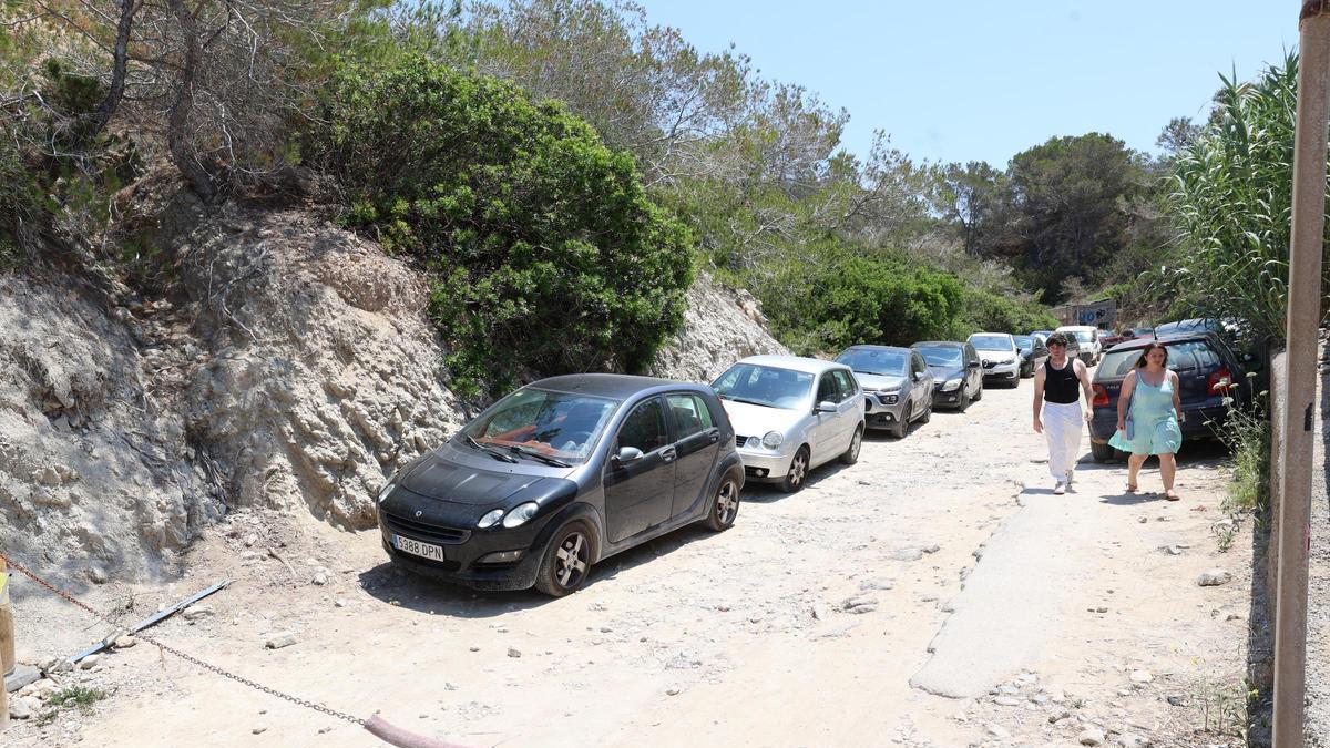 Coches aparcados en el entorno de cala d'Hort.