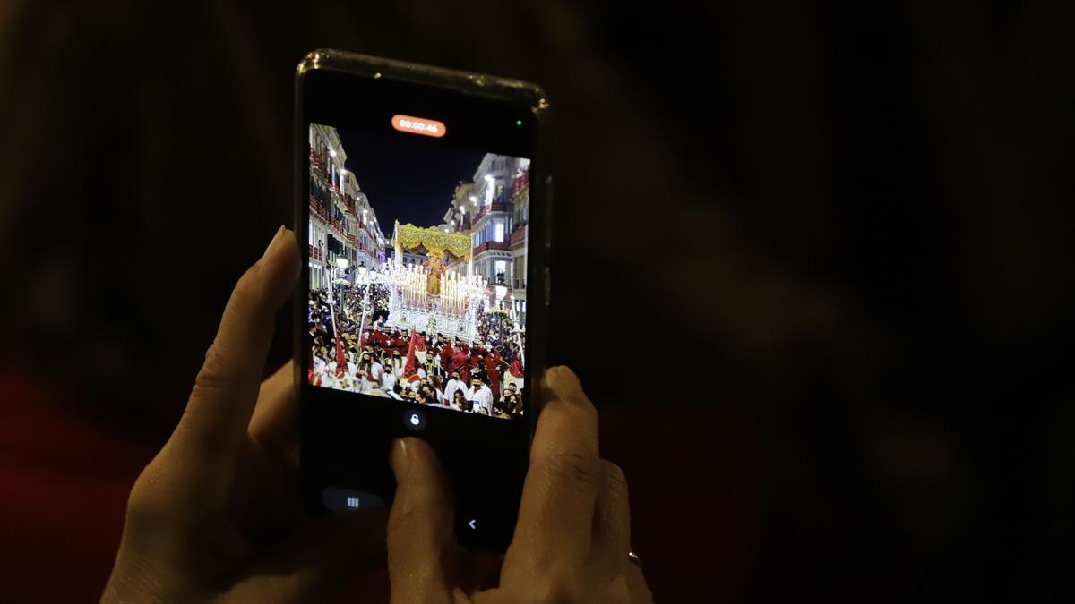 Un móvil capta una imagen de la Semana Santa de Málaga de 2022.