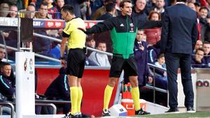 El árbitro Sánchez Martínez revisa una jugada en el monitor durante el Barça-Madrid de la Liga 18-19.