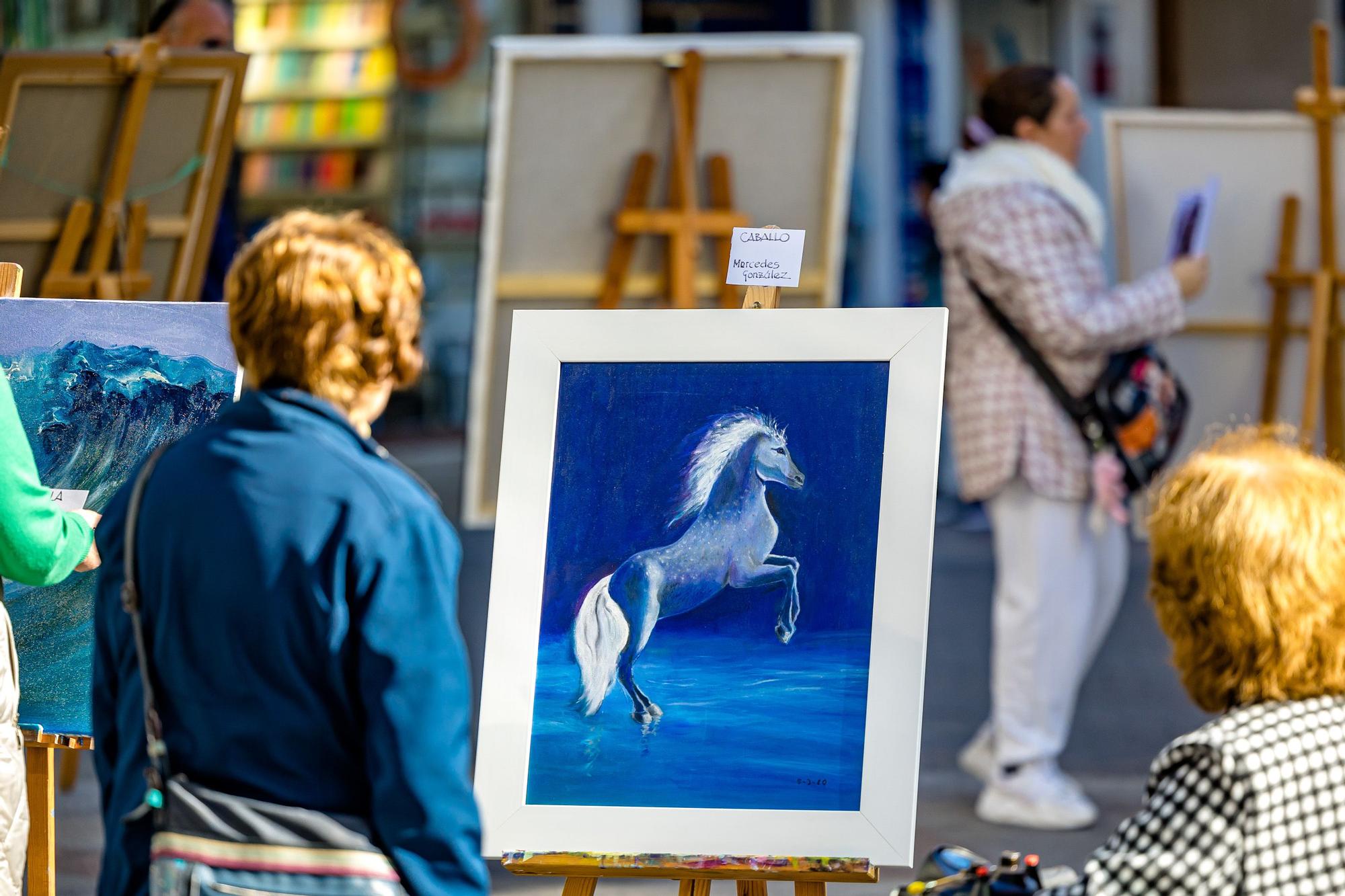 Pancartas en la calle y arte hecho por mujeres para conmemorar el 8M en Benidorm