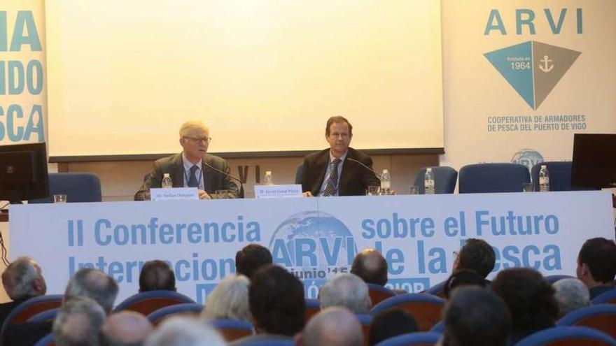 Stefaan Depypere (izquierda) junto a Javier Garat durante la ronda de preguntas, ayer en Vigo. // Adrián Irago