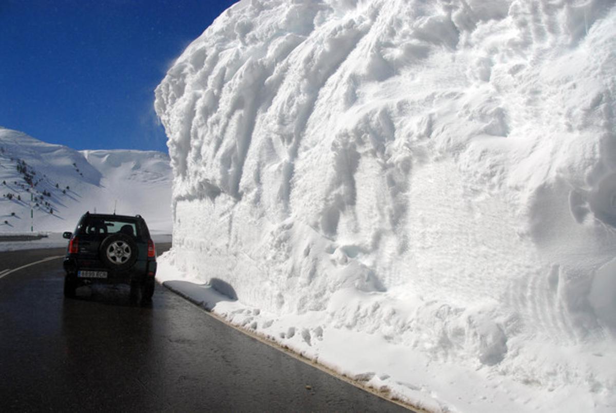 Al Port de la Bonaigua immenses parets de neu a peu de carretera