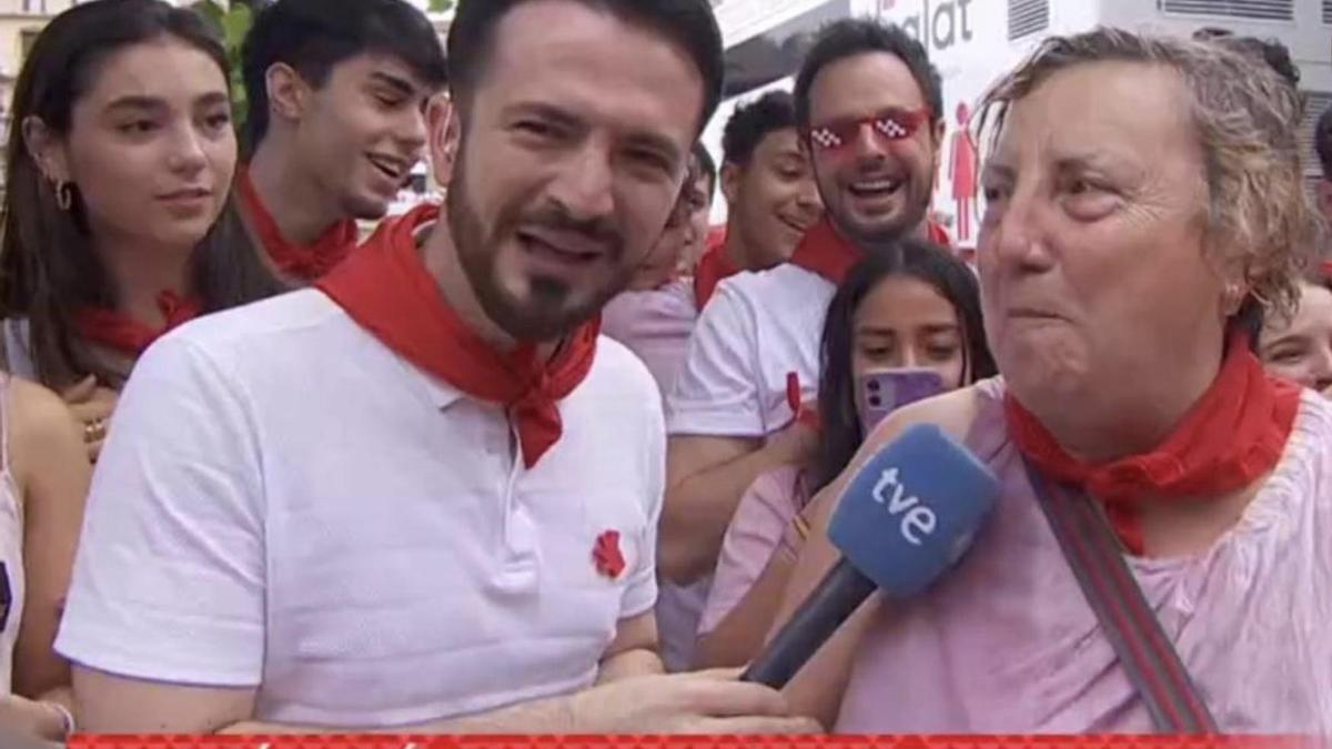 El divertido momento que se ha vivido en la retransmisión de los Sanfermines de La 1: &quot;O perdía el zapato o se ma caían los pantalones&quot;