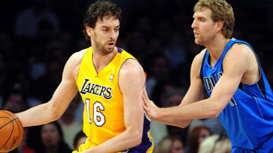 Pau Gasol es defendido por el jugador de Dallas Dirk Nowitzki.