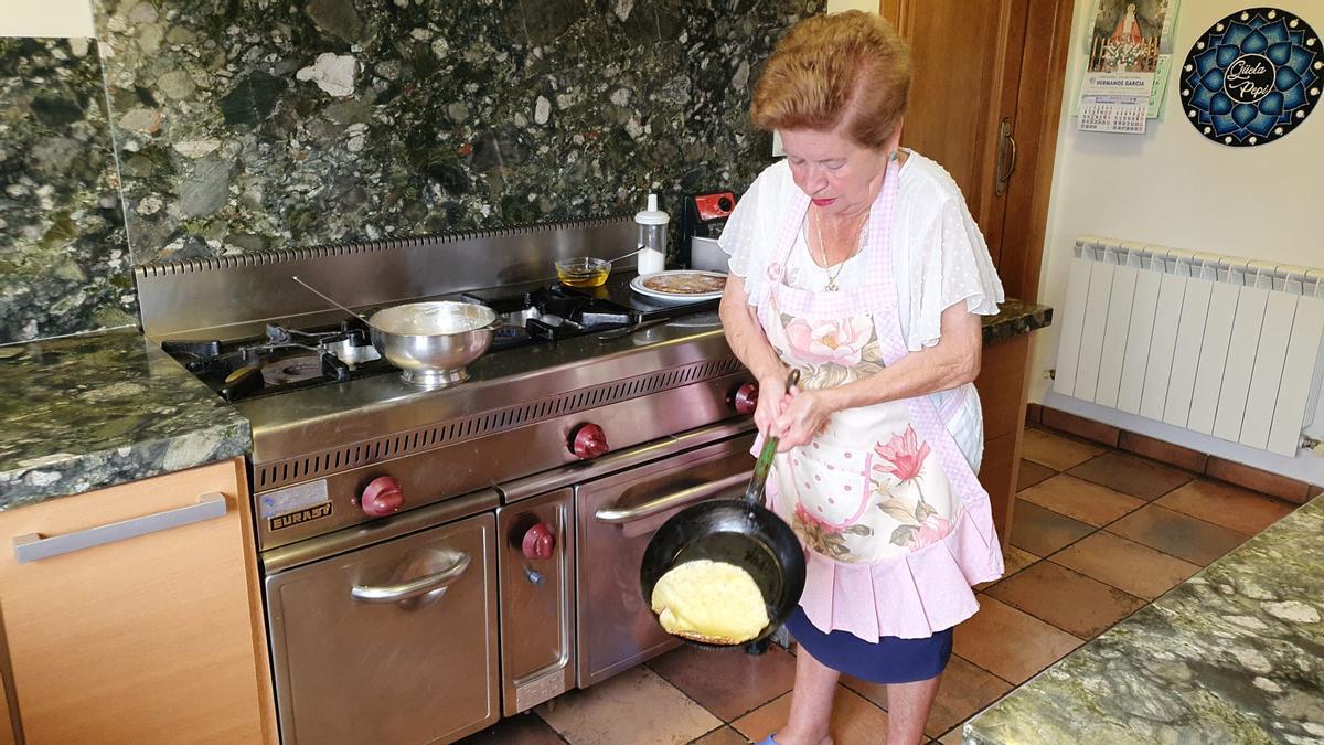 Güela Pepi, en plena faena en la cocina de su casa