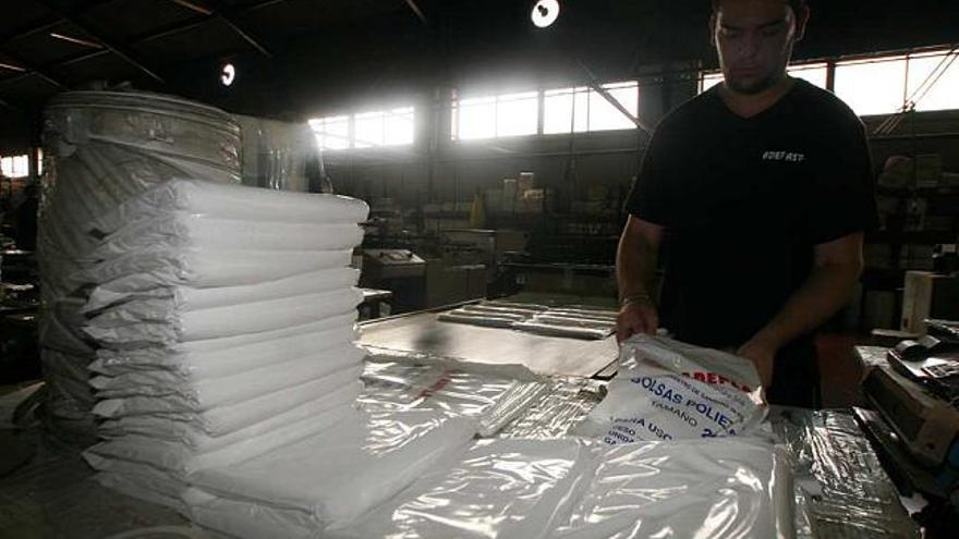 Un operario trabaja apilando bolsas de polietileno en una fábrica de Aspe, uno de los municipios con más factorías
