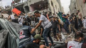 Servicios de emergencias y voluntarios buscan heridos entre los escombros tras un ataque aéreo israelí en Rafah, el 11 de noviembre de 2023.