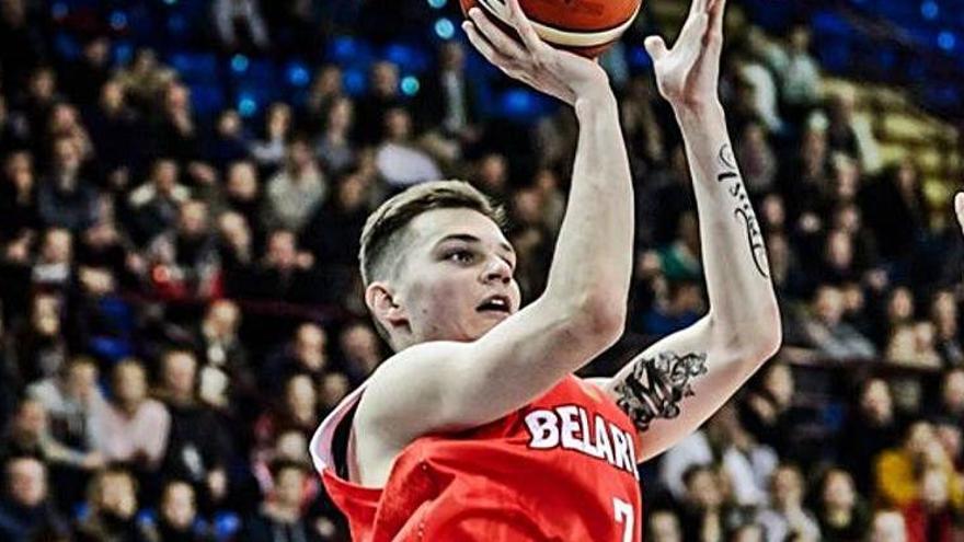 Maksim Salash, jugant amb la selecció bielorussa