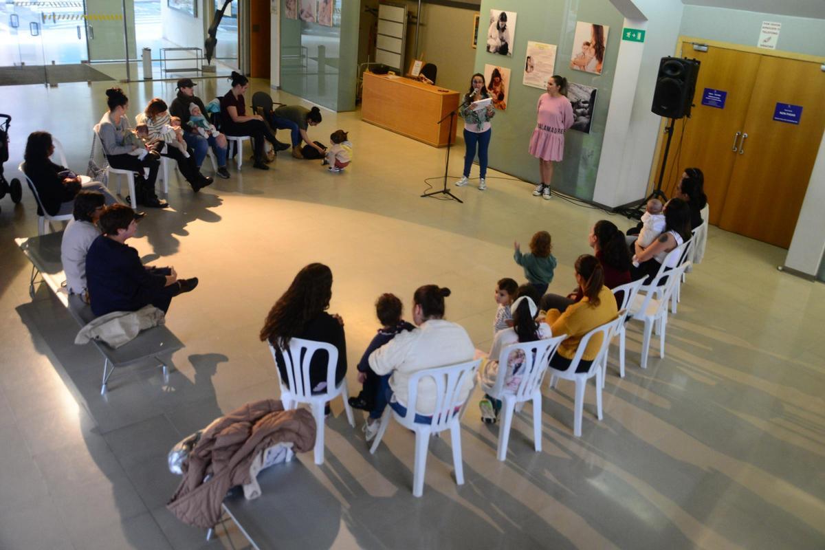 Participantes en la &quot;chuchada colectiva&quot; de ayer en Cangas