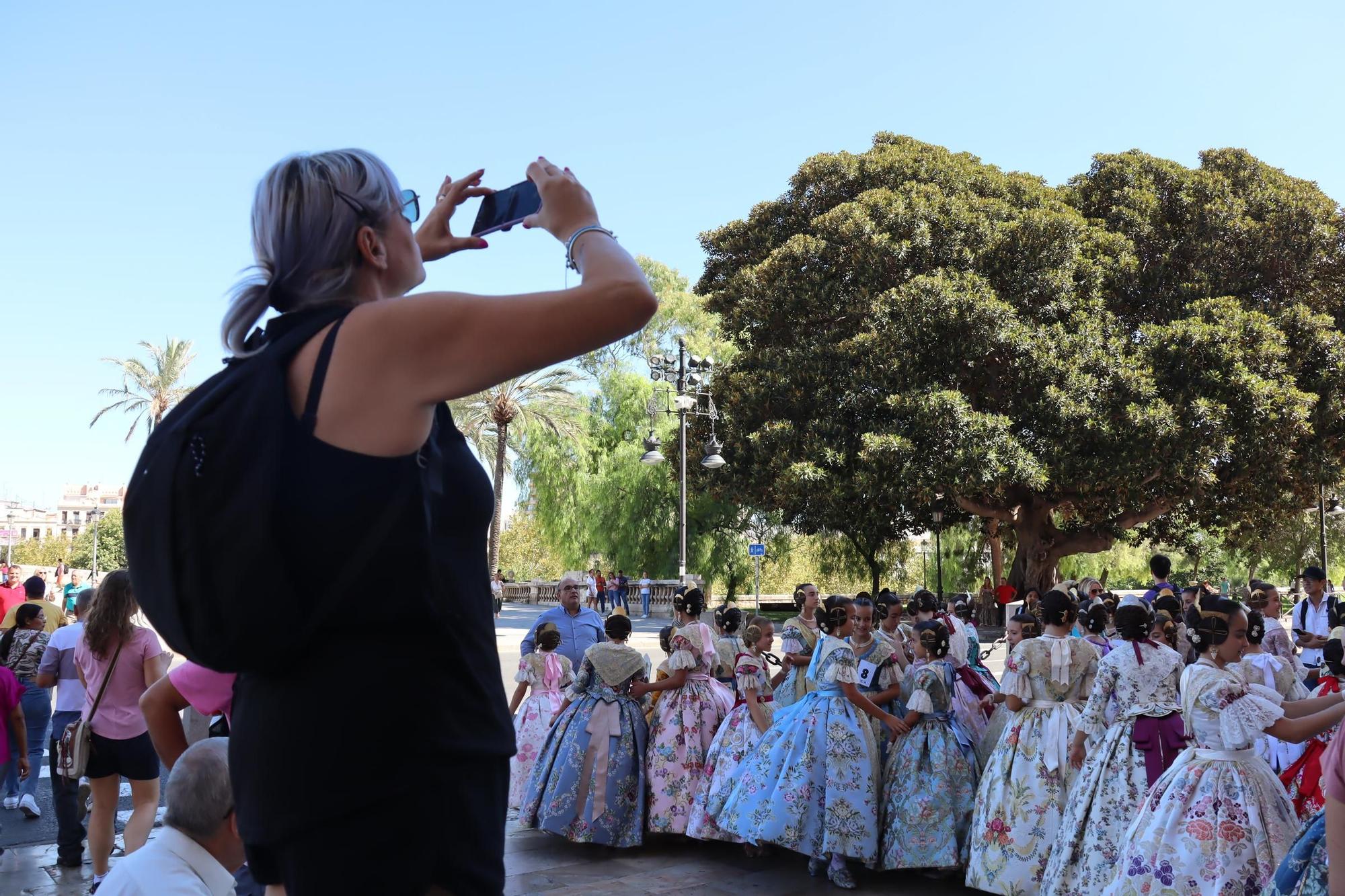 La "passejà" de las candidatas a Fallera Mayor Infantil de València