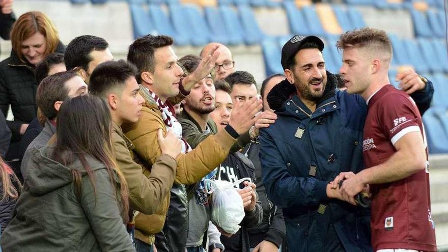 Mario Barco se abraza a unos aficionados tras acabar el partido. // Rafa Vázquez