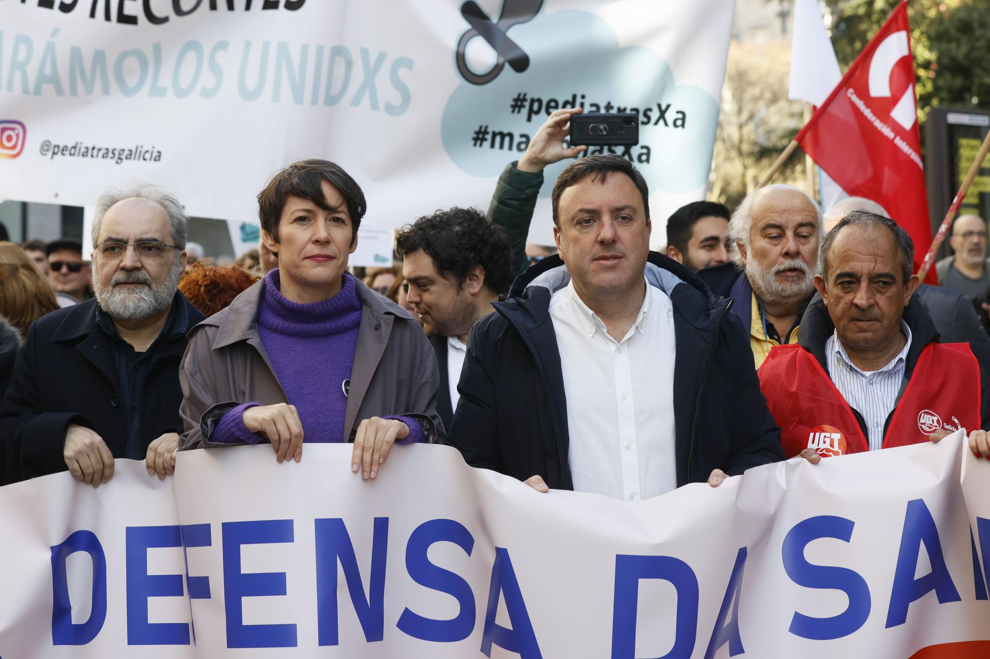 Pancartas arriba por una sanidad pública a la altura de los gallegos