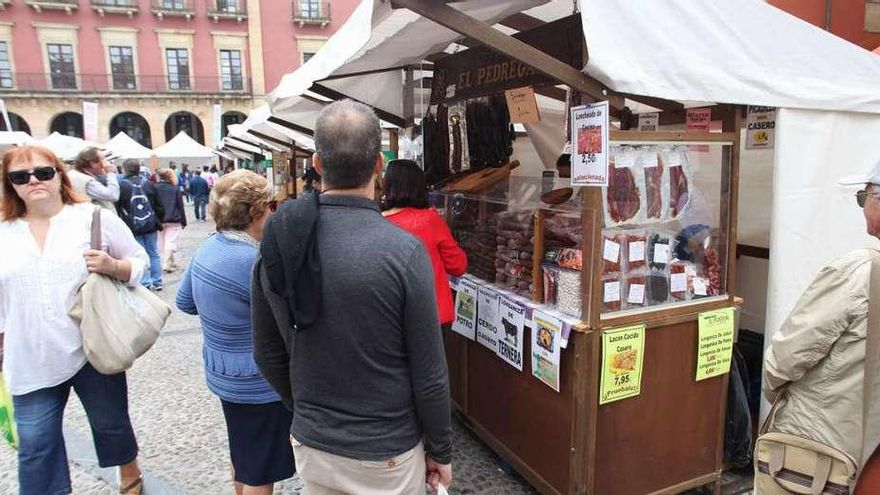 Visitantes del Mercado Artesano y Ecológico de Gijón, de compras ayer.