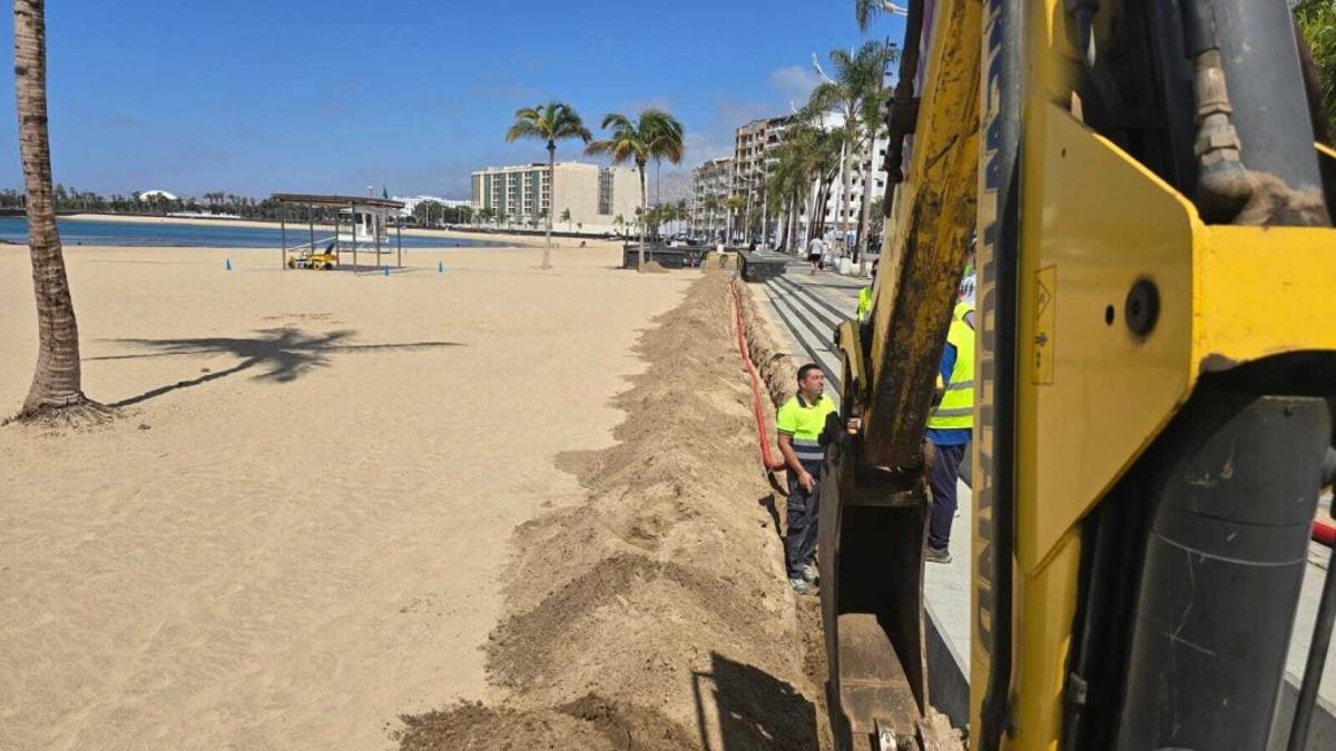 El Ayuntamiento detecta grandes pérdidas de agua y sustituye la tubería del agua potable junto a las duchas y baños de El Reducto