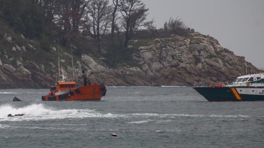 El remolcador que ha sacado a flote el narcosubmarino.