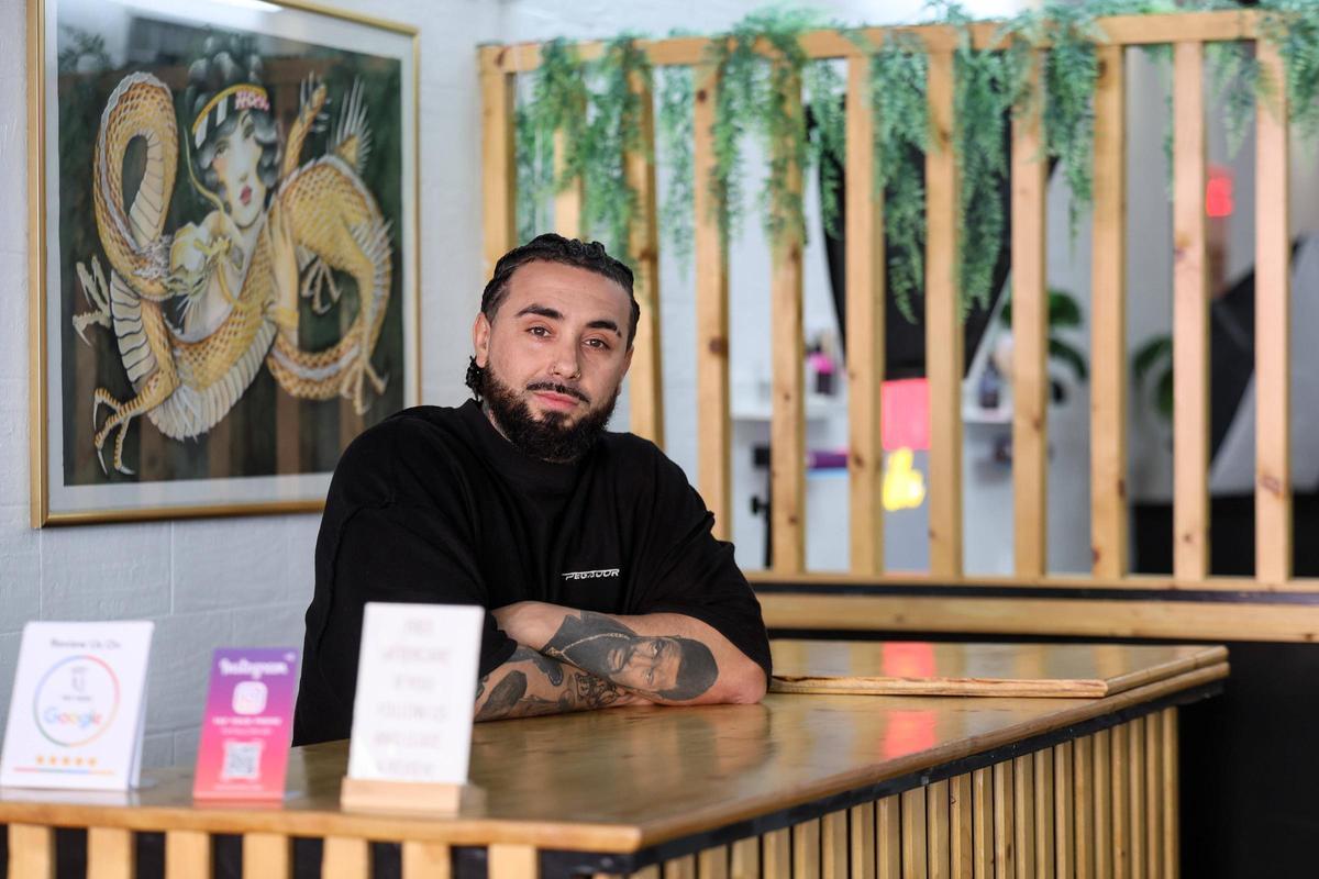 Edgar el tatuador de 'Kiss Me Baby' en su estudio.