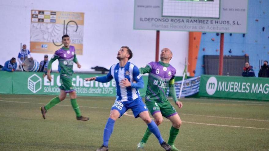 Rafa Chumbi, delantero del Águilas, durante un momento del partido.