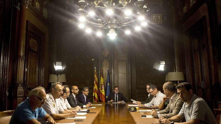 Mariano Rajoy, en el centro, durante la reunión que mantuvo en Barcelona con altos mandos de las fuerzas de seguridad.