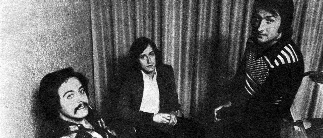 Nino Bravo en la firma del contrato de representación del dúo Humo el 13 de abril de 1973.