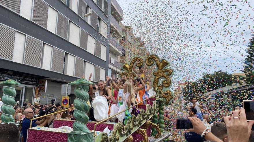 El confeti inunda las calles de Benicarló y llena de diversión el final de fiestas