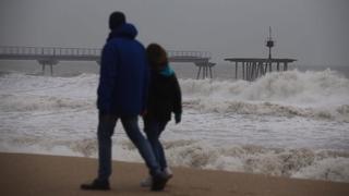 El temporal parte en dos el Pont del Petroli, símbolo de Badalona