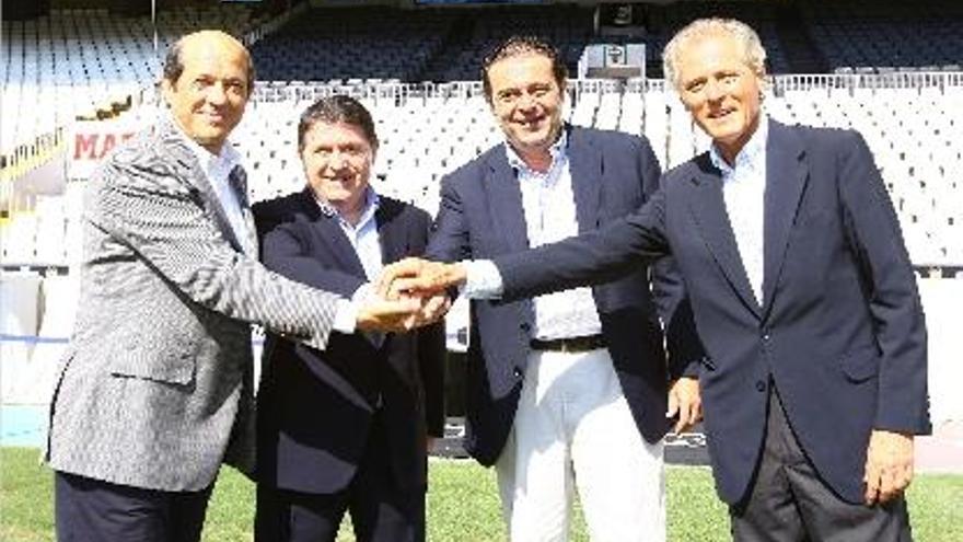 Manuel Llorente, Olivas, Gerardo Camps y José Carlos de Miguel celebran la firma del crédito.