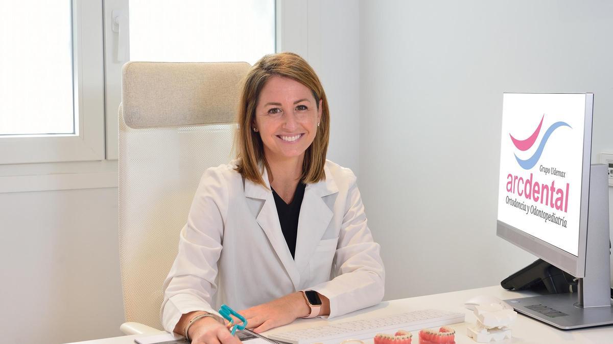 La doctora Cristina Martínez-Almoyna, co-directora médica de las Clínicas Udemax y especialista en ortodoncia infantil y adulta.