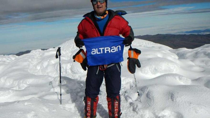 Roberto López, en la cima del Chimborazo. // FdV
