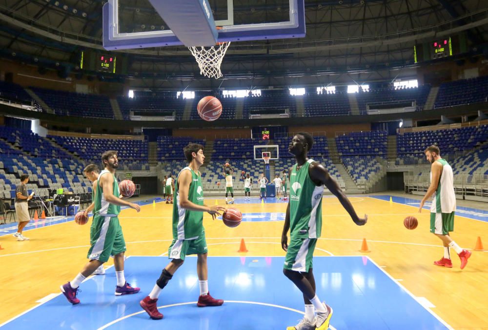 La plantilla del Unicaja vuelve a los entrenamientos bajo las órdenes de Joan Plaza para comenzar a preparar la temporada.