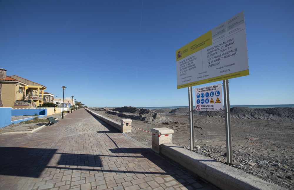 Estado de las obras en la playa de Almenara, con la grava extraída en las playas de Sagunt.