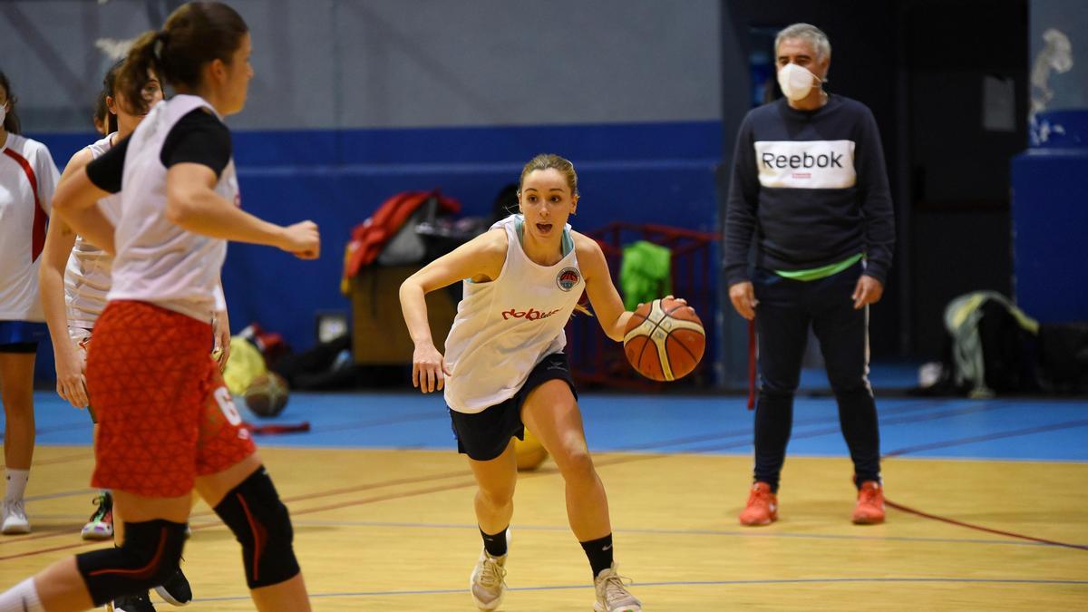 Ana Rodríguez conduce el balón en un entrenamiento.