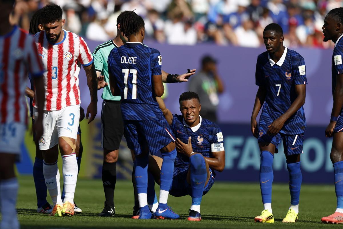 PHILADELPHIA (United States), 05/07/2026.- Michael Olise of France (L) helps his teammate Kylian Mbappe stand up the FIFA World Cup 2026 Round of 16 match Paraguay against France, in Philadelphia, Pennsylvania, USA, 04 July 2026. (Francia, Filadelfia) EFE/EPA/WILL OLIVER