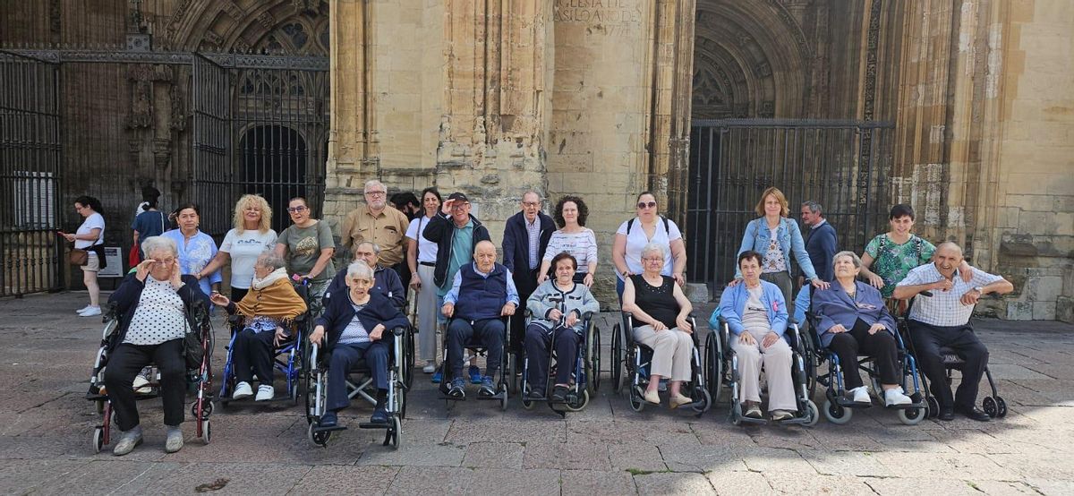 El grupo de la residencia de Salas ante la entrada de la catedral.