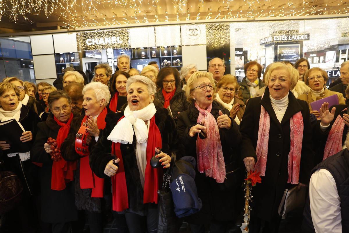 Los mayores llenan la ciudad de villancicos