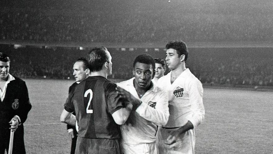 Pelé, al final del partit que el Santos va disputar al Camp Nou contra el Barça de Martí Vergés el 1963. | FC BARCELONA/HORACIO SEGUÍ