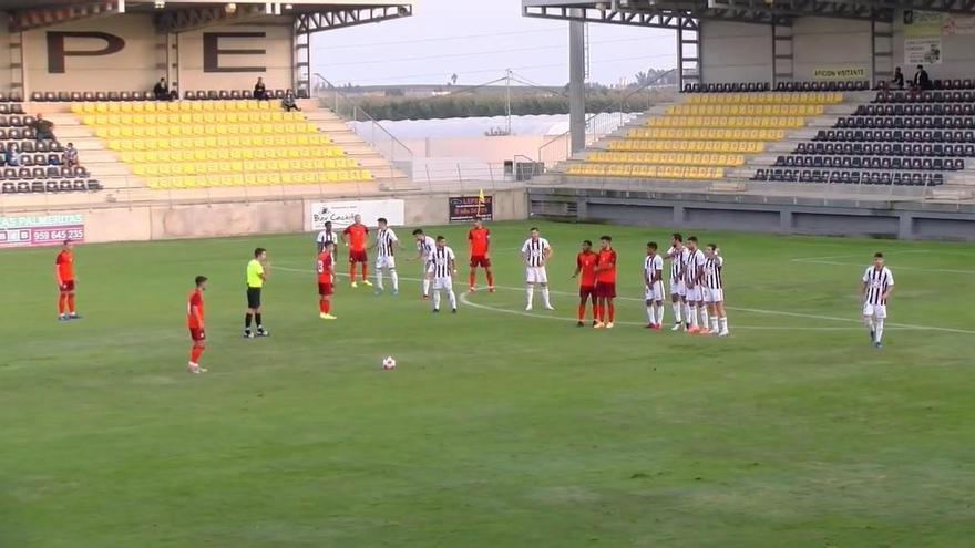 El Badajoz cede en su prueba ante el Recre (2-0)