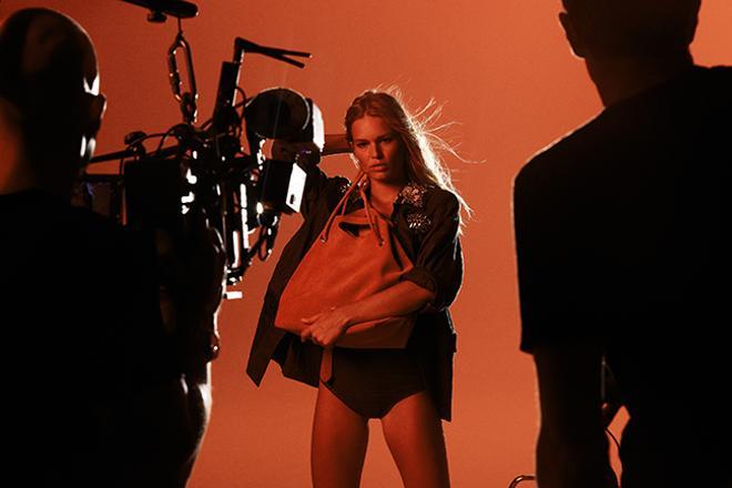 Anna Ewers en la campaña primavera-verano 2019 de Liu Jo 03