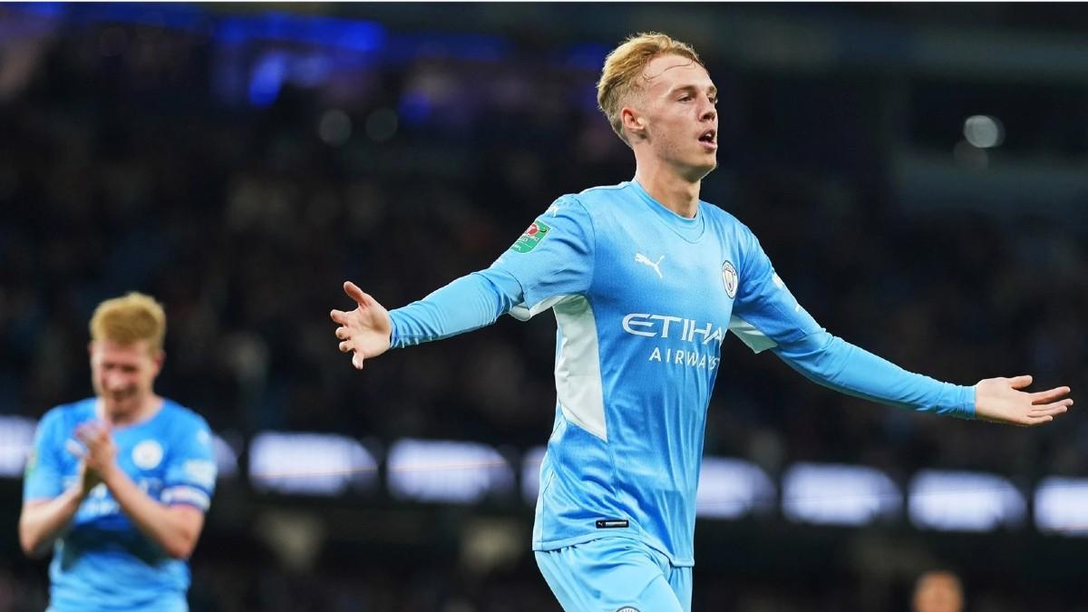 Cole Palmer celebrando su primer gol como profesional con el Manchester City