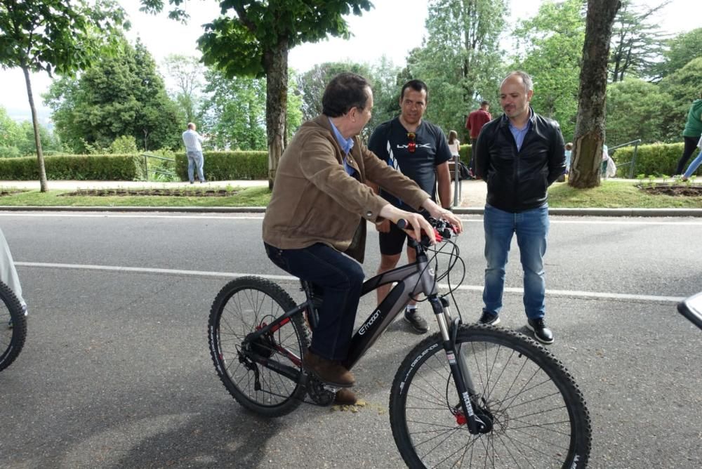 El alcalde de Vigo prueba su destreza sobre una BMX en la fiesta de la bicicleta de O Castro.