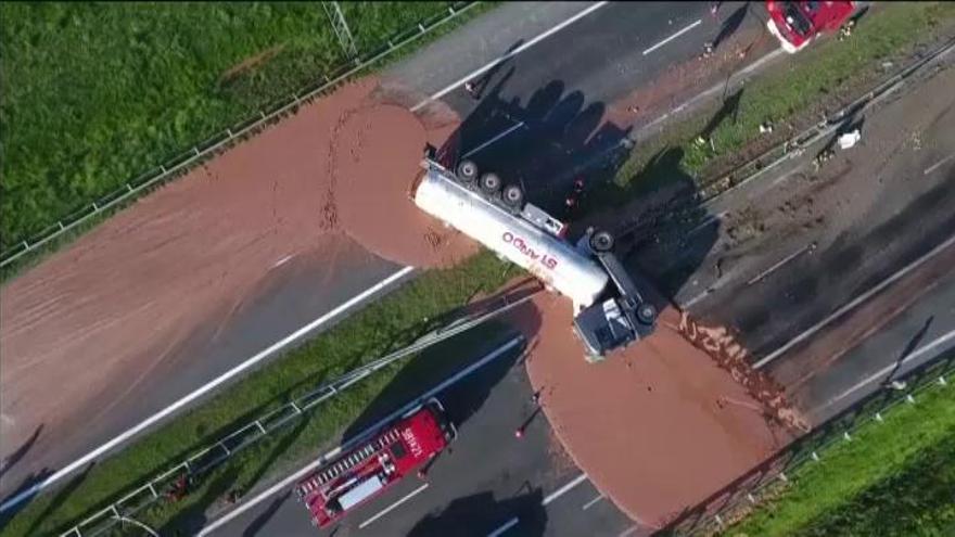 Miles de litros de chocolate esparcidos en una autopista de Polonia tras un accidente