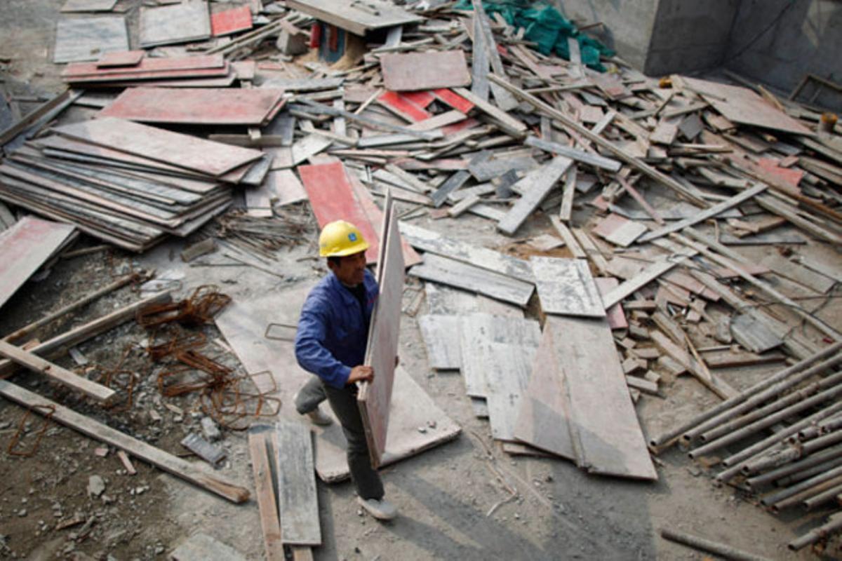 Un obrer treballa en la construcció d’una zona residencial a Xangai (Xina).