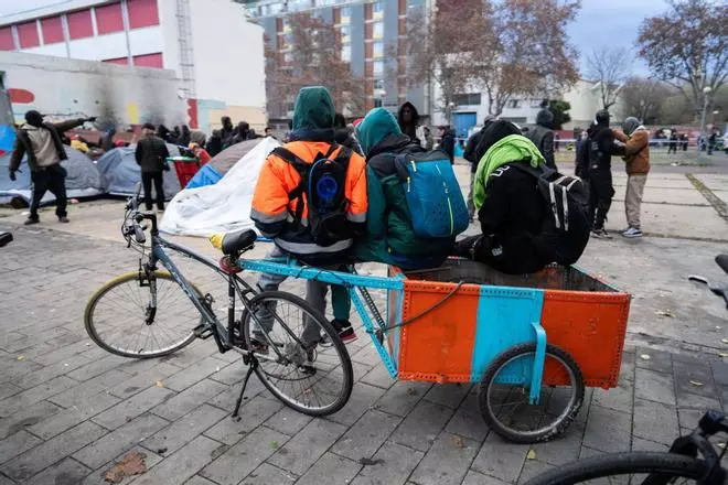Desalojados del B9 de Badalona intentan ocupar otros espacios a la desesperada: "Es difícil, la policía está por todos lados"