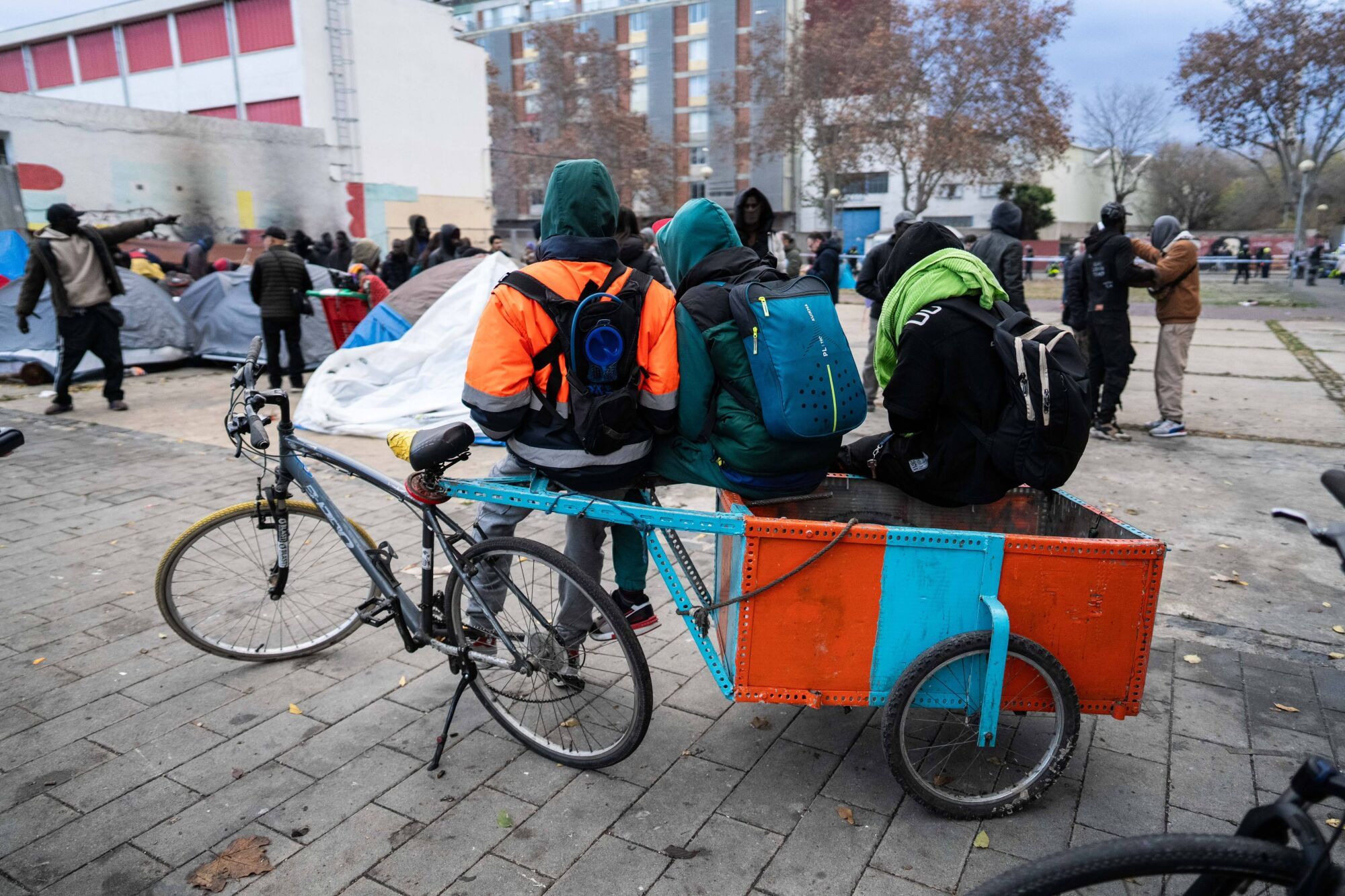 Desalojados del antiguo instituto B9 de Badalona, durante el operativo policial para desmontar la acampada frente al edificio desahuciado.