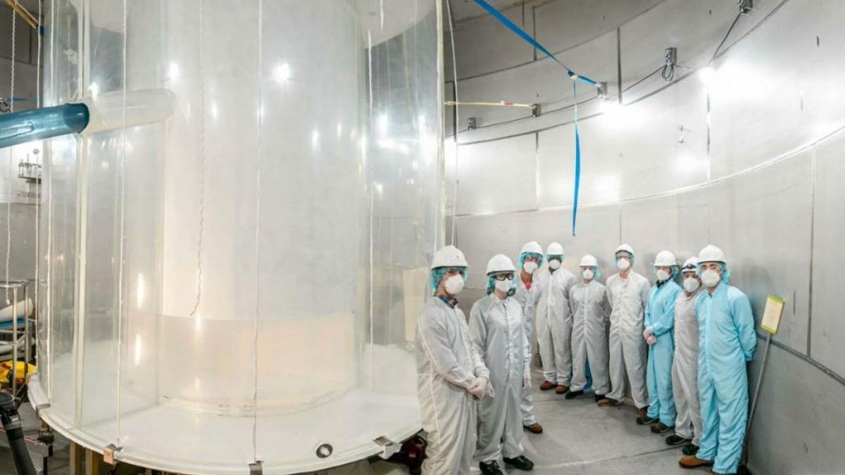 Integrantes de la colaboración LUX-ZEPLIN tras la instalación del detector de materia oscura.