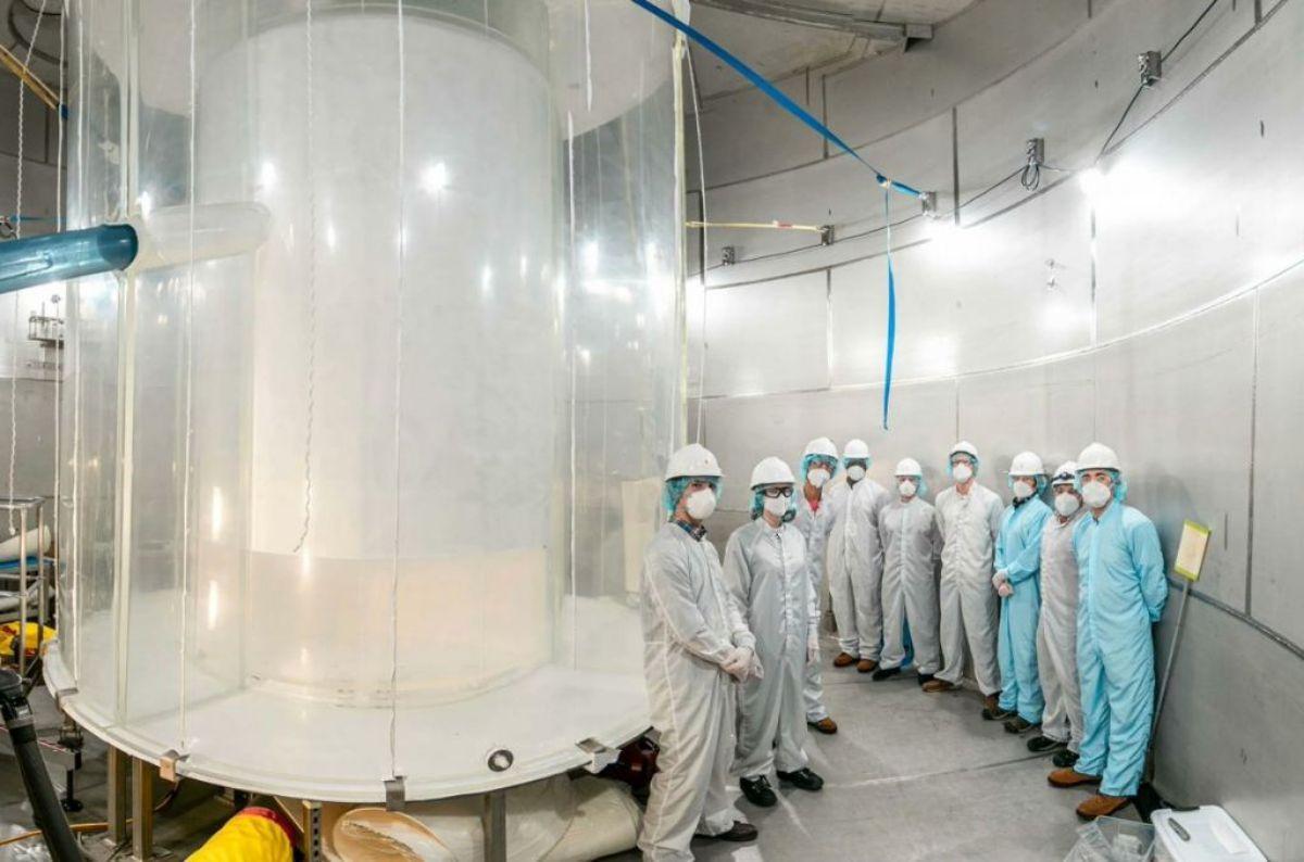 Integrantes de la colaboración LUX-ZEPLIN tras la instalación del detector de materia oscura.