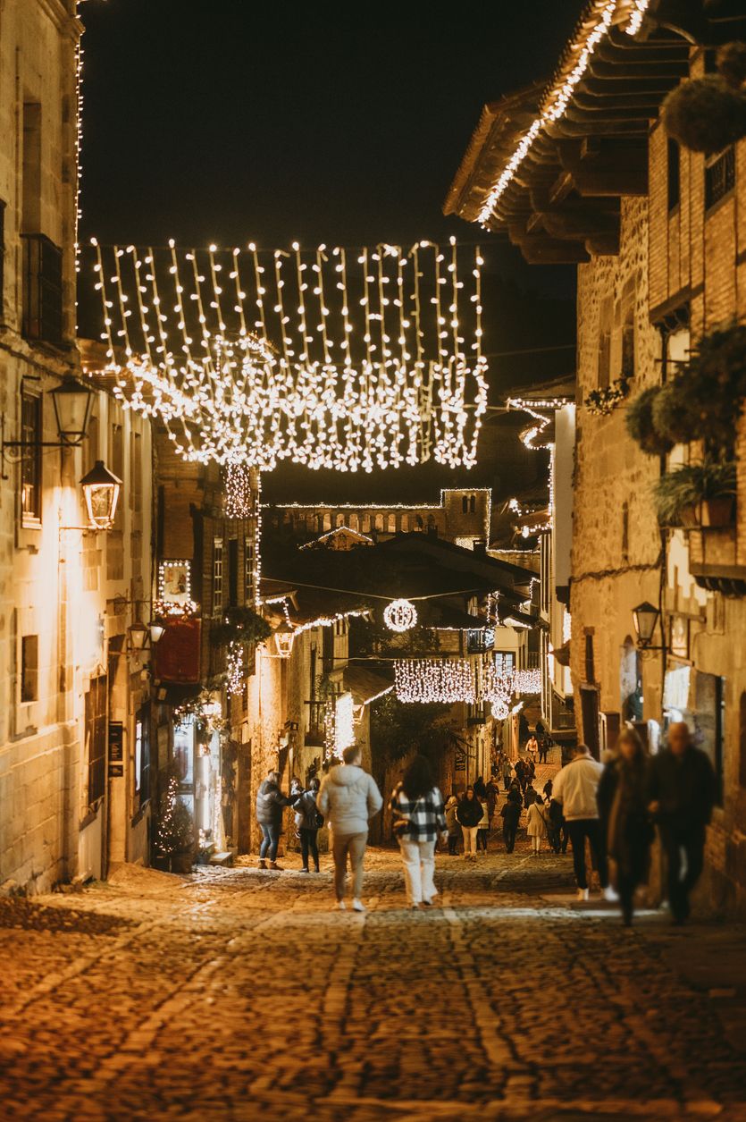 Calle iluminada en Santillana del Mar, Cantabria