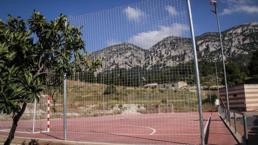 Tres mujeres heridas al caer la estructura de iluminación del polideportivo de Quatretondeta